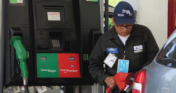 El precio de la gasolina Premium aumentará ocho centavos en junio y se venderá a 14.03 pesos por litro. Foto: Cuartoscuro