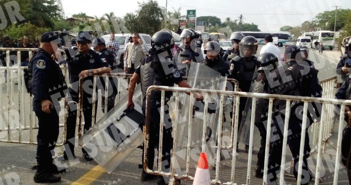 Los Policías Y Agentes Del Estado Mayor Presidencial Cerraron Con Vallas El Entronque De La Vialidad Con La Carretera Que Va a La Comunidad De La Concepción De Los Bienes Comunales De Cacahuatepec Foto Carlos Alberto Carbajal El Sur