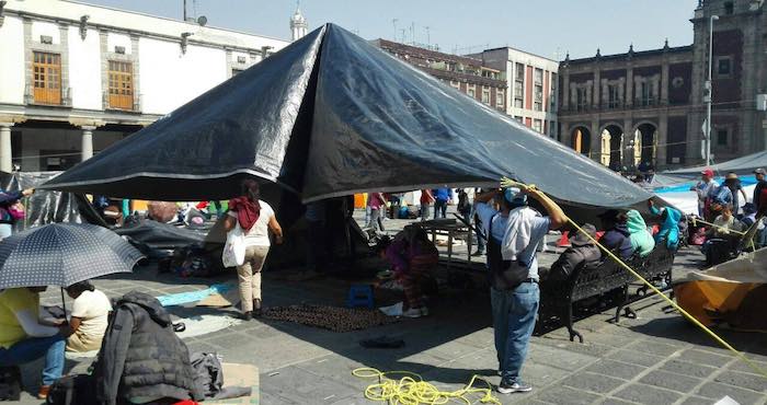 Los profesores se plantaron afuera de la SEP. Foto: Especial.