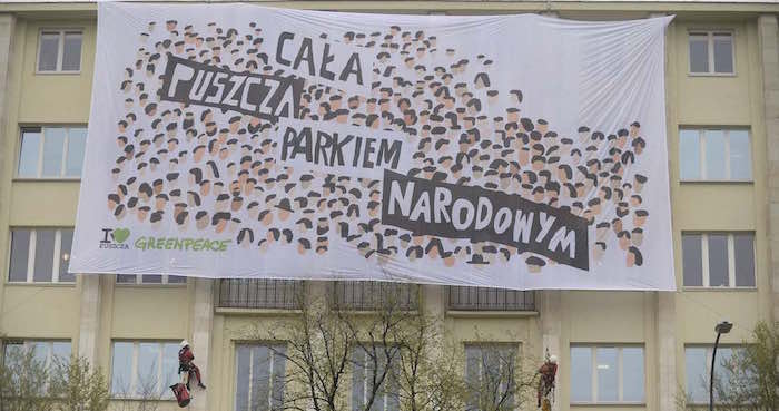 Activistas De Greenpeace Cuelgan Una Pancarta Con La Leyenda Todo El Bosque De Bialowieza Para El Parque Nacional En El Ministerio De Medio Ambiente En Varsovia Polonia Foto Efe