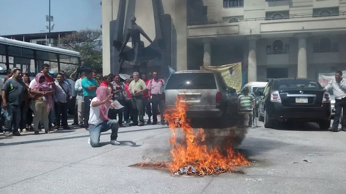 Miembros de la CETEG queman papelería oficial. Foto: El Sur