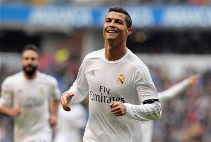 Cristiano Ronaldo celebrando tras marcar un gol ante el Deportivo La Coruña en la liga española el sábado 14 de mayo de 2016. Foto: AP