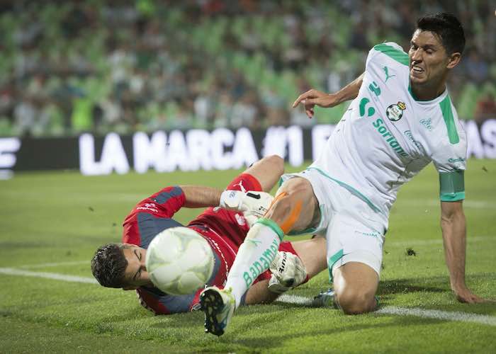 Los Jugadores Julio González Y Jesús Molina Durante El Partido De Cuartos De Final De La Liga Mx Entre Santos Laguna Y Los tuzos Del Pachuca Foto Cuartoscuro