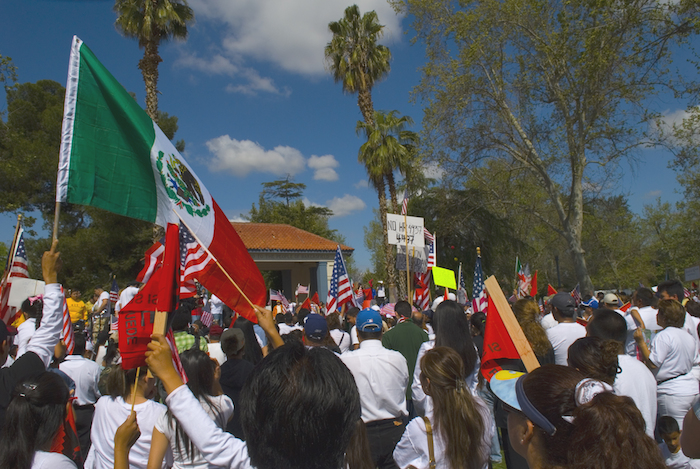 De acuerdo a cifras oficiales, 6.8 millones de los 11 millones de inmigrantes que viven en Estados Unidos tienen un empleo. Expulsarlos del país podría causar pérdidas de 381 mil millones a 623 mil millones de dólares al sector privado. Foto: Shutterstock