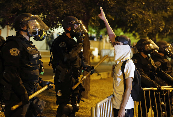 Policías antimotines se enfrentaron con manifestantes en el Centro de Convenciones de Albuquerque, Nuevo México, donde Donald Trump realizaba un evento de campaña. Foto: AP. 