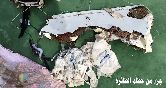 Fuerzas Armadas Egipcias Muestra Parte De Los Restos Del Vuelo De Egyptair Foto Ap