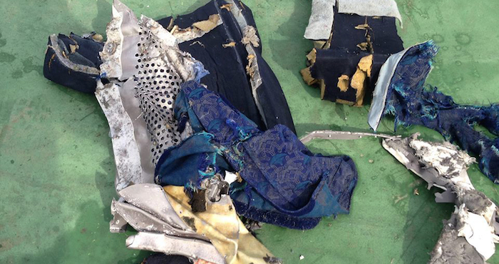 Fuerzas Armadas Egipcias Muestra Parte De Los Restos Del Vuelo De Egyptair Foto Ap