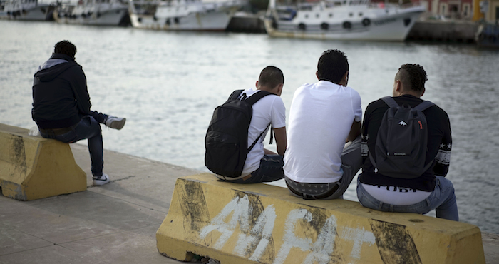 Los Menores Egipcios Que Viajan Solos de Izquierda a Derecha Fathi De Años Y Saied Gamal Y Ayman Todos De Años Cuyos Apellidos No Estuvieron Disponibles Sentados a Orillas Del Río Tíber Foto Ap