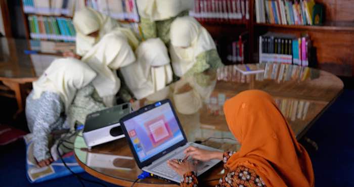 Una Mujer Indonesia Utiliza Un Ordenador Portátil Foto Flickr asian Development Bank