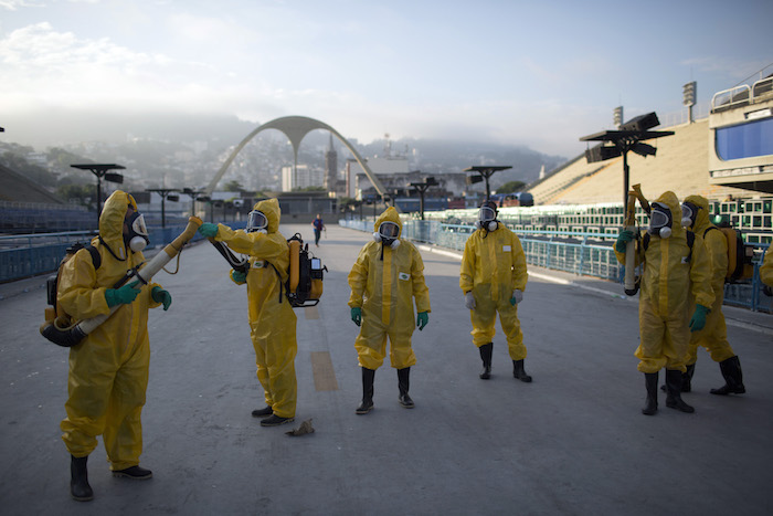 Trabajadores de salud se preparan para fumigar en contra del mosquito que transmite el virus zika, Foto: AP