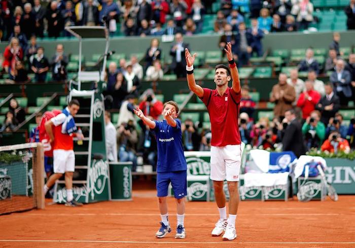 El Tenista Serbio Novak Djokovic Celebra Junto a Un Recogepelotas Su Victoria Ante El Español Roberto Bautista En Los Octavos De Final Del Torneo De Roland Garros En París Foto Efe