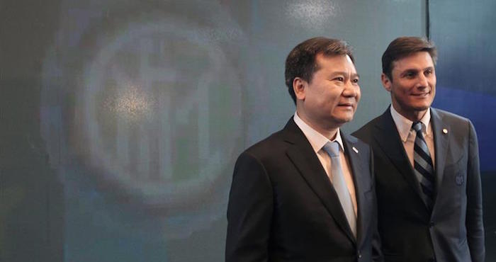 El Capitán Del Inter De Milán Javier Zanetti d Y El Fundador Y Presidente De Suning Holdings Zhang Jindong i Posan Durante Una Rueda De Prensa En Nankín china Foto Efe