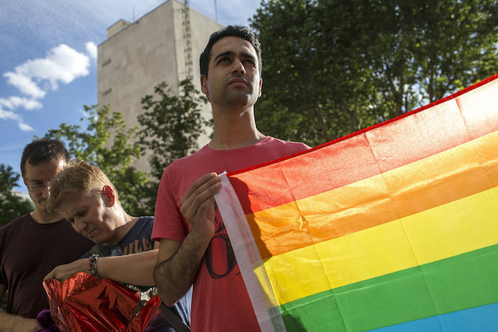 Un joven sostiene una bandera del arcoíris en apoyo a las víctimas de la matanza ocurrida en el club gay Pulse de Orlando. Foto: EFE/Santi Donaire