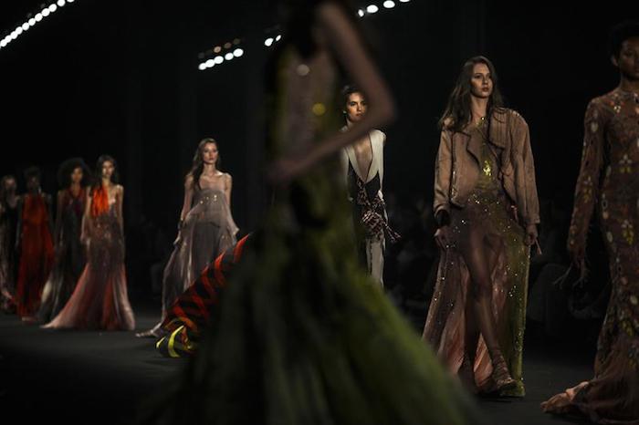 Modelos lucen en pasarela diseños de Martu durante la feria de moda "Rio Moda Rio". Foto: EFE