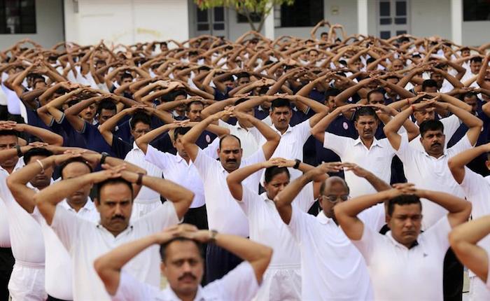 Una Multitud Participa En Una Clase Multitudinaria De Yoga Durante La Celebración Del Día Internacional Del Yoga En Bhopal india Foto Efe