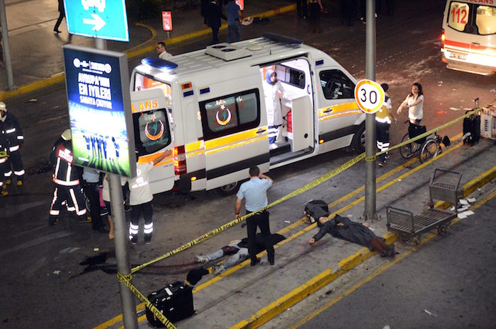 Médicos Y Forenses Trabajan En Una Escena Con Víctimas Después De Un Ataque Suicida Con Bomba Hoy Martes De Junio Foto Efe