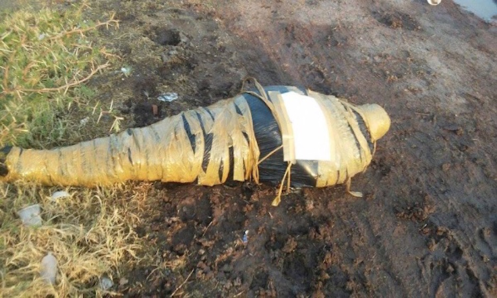 un hombre fue asesinado y envuelto en bolsas negras y amarradas con cinta canela con un mensaje en una cartulina. Foto: ZonaFranca. 