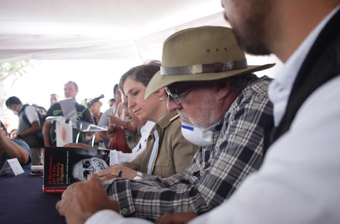 El Poeta Y Activista Javier Sicilia Junto a La Periodista Carmen Aristegui Foto Francisco Cañedo Sinembargo