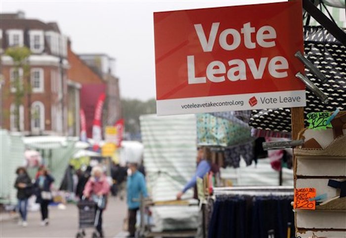 Un Cartel Con Las Palabras vote Por Marcharse Colocado En Un Puesto De Mercado En El Mercado Callejero De La Calle Romford En Havering Londres El MiÈrcoles De Junio De El Barrio De Havering BastiÛn De Los East Enders De Clase Obrera LiderÛ Un Sondeo Nacional Como El Lugar Ms Opuesto a La UniÛn Europea En Gran BretaÒa ap Fotofrank Augstein