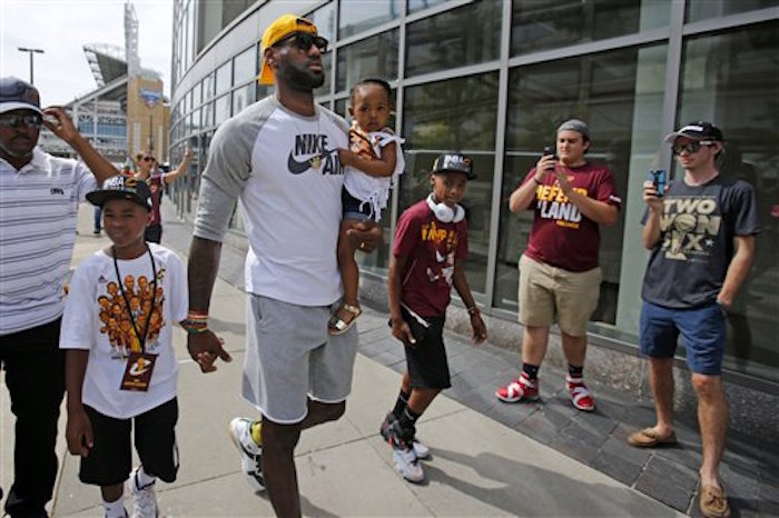 El Jugador De Los Cavaliers Lebron James Foto Ap