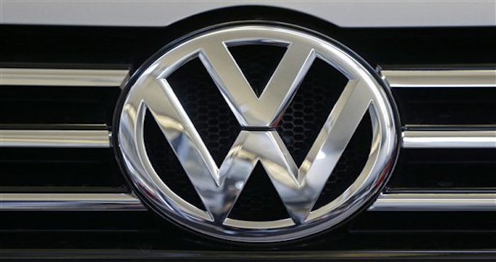 Archivo Foto De Archivo De Febrero De Del Logo De Volkswagen En Un Auto Exhibido En Pittsburgh Una Fuente Informada Dijo a La Ap El Jueves De Junio De Que Vw Pagar Unos Millones De DÛlares Para Compensar a Propietarios De Autos Diesel Programados Para Manipular Pruebas De Emisiones ap Fotogene J Puskar File