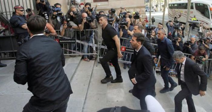 Cientos De Periodistas Y Unos Cuantos Curiosos Acudieron Al Tribunal Para Ver Al Jugador a Su Llegada a La Sala Foto Ap