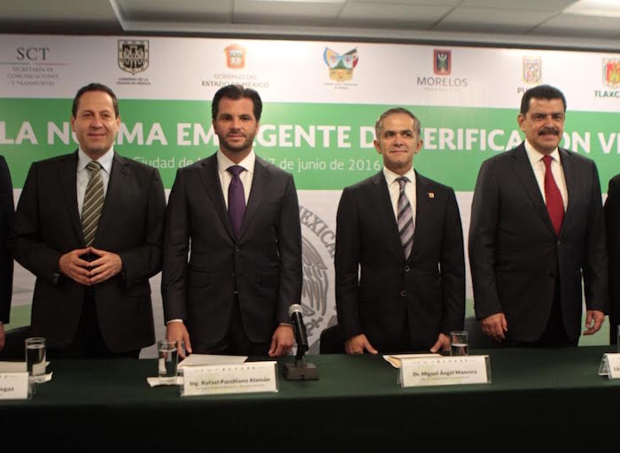 El Secretario de Medio Ambiente, Rafael Pacchiano Alamán, estuvo acompañado por los gobernadores de la Ciudad de México, Estado de México, Hidalgo, Morelos, Puebla y Tlaxcala. Foto: Valentina López, SinEmbargo.  