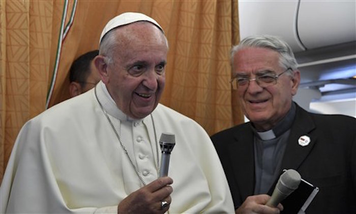 El Papa Francisco Flanqueado Por El Padre Federico Lombardi Derecha Portavoz Del Vaticano Habla Con Los Periodistas Durante Una Conferencia De Prensa a Bordo Del AviÛn En Su Regreso a Roma Tras Una Visita De Tres DÌas a Armenia El Domingo De Junio De tiziana Fabipool Foto VÌa Ap