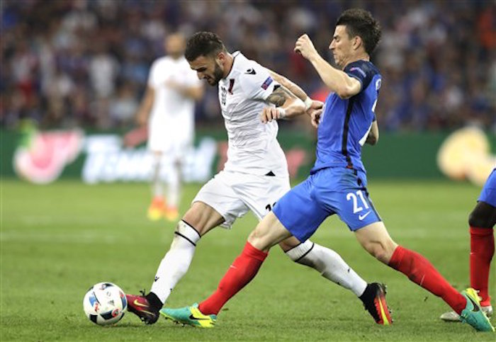 El Albanés Armando Sadiku izquierda Y El Francés Laurent Koscielny Durante El Partido Por El Grupo a De La Eurocopa En Marsella Francia Foto Ap