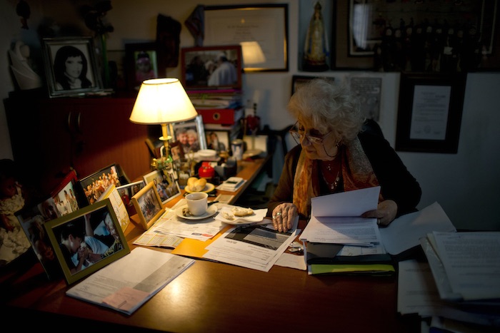 En esta fotografía del 6 de junio de 2016, Estela de Carlotto, jefa de la organización defensora de los derechos humanos Abuelas de la Plaza de Mayo, trabaja en su escritorio en Buenos Aires, Argentina. Desde 1977, este grupo de mujeres ha luchado valientemente para recuperar a sus nietos robados. Foto: AP