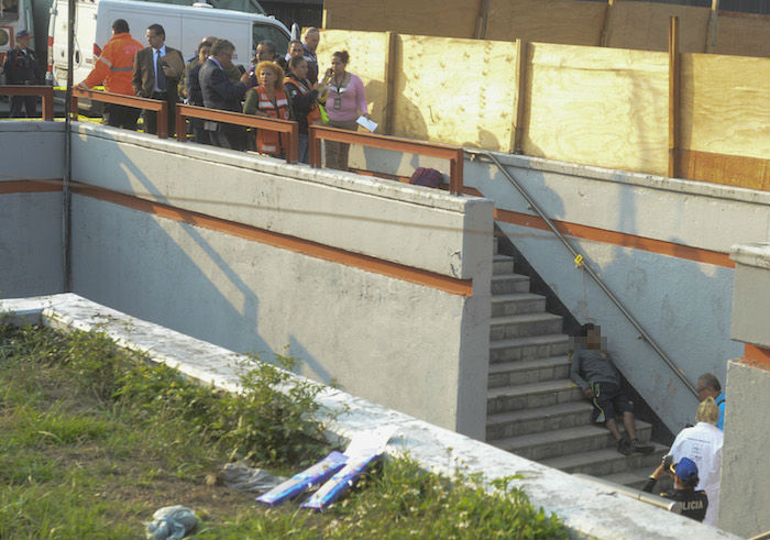 Esta mañana un cadáver fue hallado en las escalinatas del Metro Candelaria de la línea 1 y 4 del cual hasta el momento se desconoce la causa de su muerte. Foto: Cuartoscuro