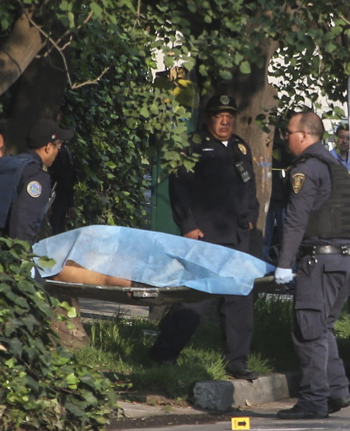 Un hombre se suicidó por ahorcamiento sobre la calle Cicerón frente al número 512 casi esquina con Plinio en la colonia Los Morales.  Foto: Cuartoscuro