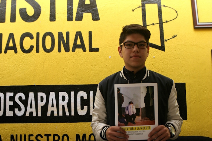 Byron asegura que su vida cambió luego de que su madre fuera violada por policías federales y encarcelada. Foto: Valentina López, SinEmbargo.