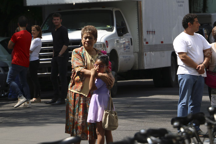 Personas desalojaron sus viviendas y su lugar de trabajo ante la alerta sismica. foto: cuartoscuro