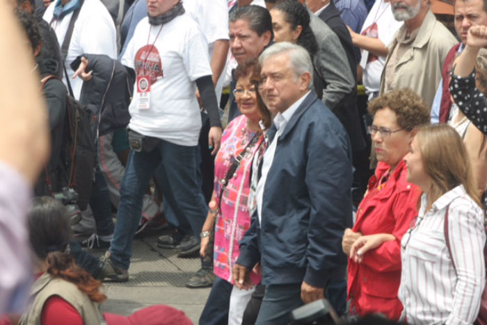 Después de la marcha de Morena, Löpez Obrador pidió un Gobierno de transición. Foto: Valentina López, SinEmbargo