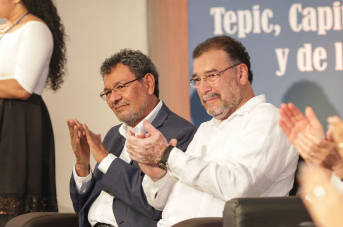 El Alcalde Leopoldo Domínguez Y El Escritor Élmer Mendoza Durante La Inauguración Del Festival Foto Francisco Cañedo Sinembargo