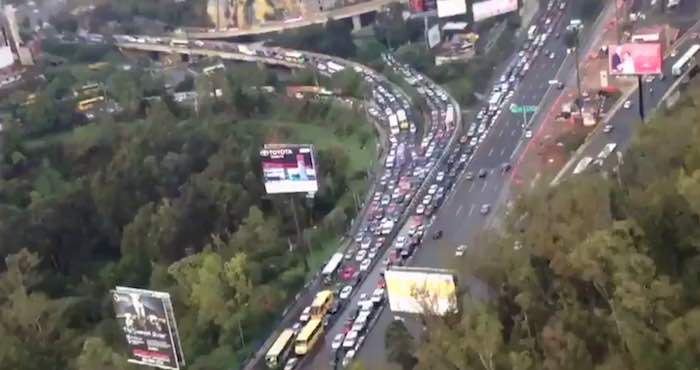 En la imagen, el rezago vehicular de casi dos kilómetros sobre la Autopista con dirección a la Ciudad de México. Foto: Especial. 