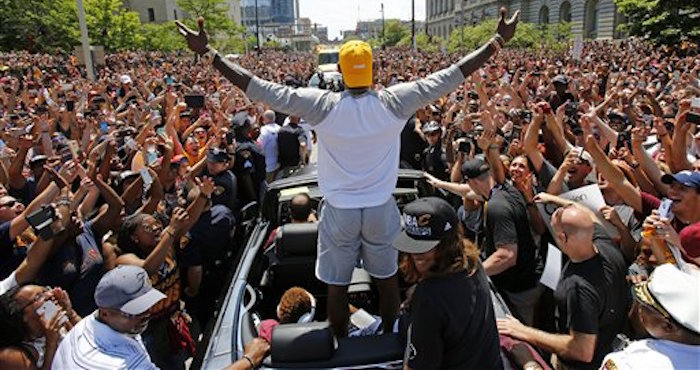 Lebron James Alza Los Brazos Desde La Parte Posterior De Un Rolls Royce En El Desfile Foto Ap