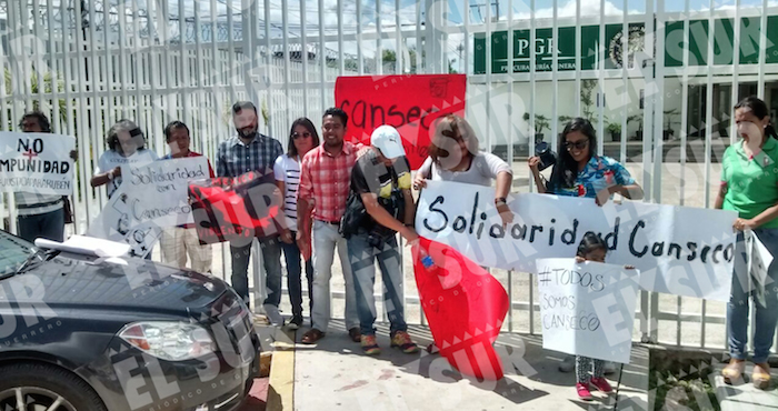 Cerca De Las De La Mañana De Este Sábado Los Reporteros Y Fotógrafos De La Capital Se Reunieron Afuera De La Pgr Foto Lenin Ocampo El Sur