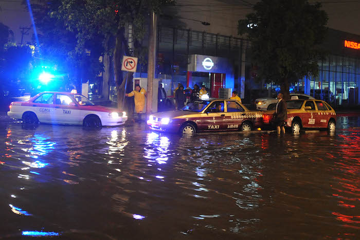 A causa de las fuertes lluvias que se registraron durante la tarde noche de ayer, algunas calles y avenidas tuvieron encharcamientos de consideración. Foto: Cuartoscuro