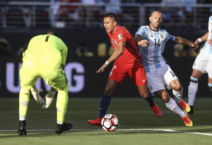 El jugador chileno Alexis Sánchez (c) disputa el balón con el argentino Javier Mascherano (d) durante el partido en el Levi's Stadium de Santa Clara, California (EU). Foto: EFE.