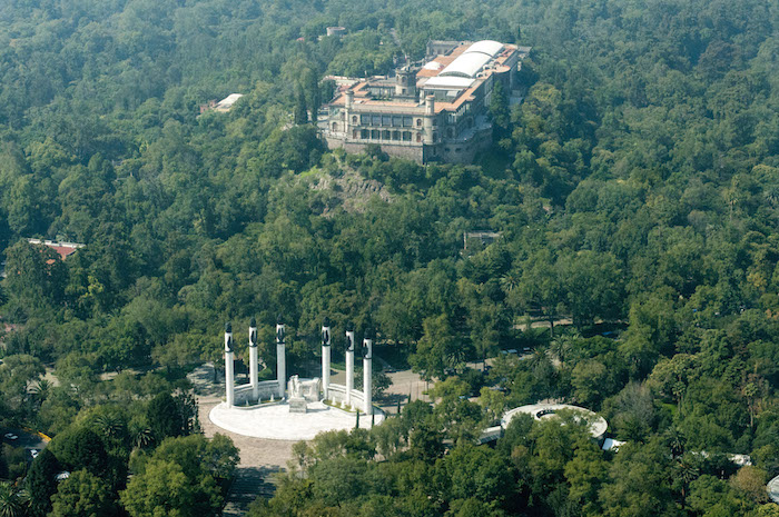 Vista Aérea Del Monumento a Los Niños Héroes Y El Castillo De Chapultepec En La Cdmx Foto Cuartoscuro