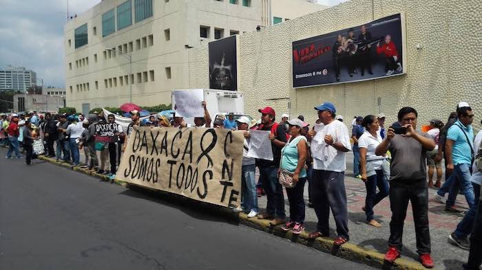 En La Imagen Los Profesores Realizando Una Valla Humana Afuera De Televisa Foto Luis Barrón Sinembargo