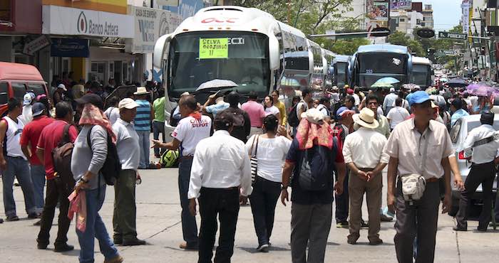 Maestros de la CNTE iniciaron su segunda caravana con destino a la Ciudad de México, partiendo de la capital 20 unidades con aproximadamente 800 integrantes, para unirse al plantón nacional. Foto: Cuartoscuro.