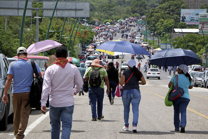 Maestros de la CNTE bloqueron la autopista Tuxtla Gutierrez-San Cristobal de las Casas. Foto: Cuartoscuro