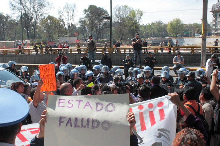 MÉXICO, D.F., 09DICIEMBRE2014.- En el día mundial contra la corrupción, la Comisión Federal de Electricidad (CFE) recibió con un centenar de granaderos a un grupo de manifestantes, principalmente integrado por mujeres y niños procedentes de Milpa Alta, quienes acudieron a las instalaciones generales de la paraestatal a denunciar actos de corrupción por parte de uno de sus funcionarios, Cándido Sarabia Camacho. Los habitantes de la sureña delegación en el Distrito Federal, una de las zonas más pobres de la capital del país, acusaron al director jurídico de la CFE en la zona, por corrupción y solicitarles “mordidas” que van de los mil a los 3 mil pesos para ejecutar los acuerdos de regularización sobre el servicio de energía eléctrica, por lo que solicitaron su renuncia. FOTO: CUARTOSCURO.COM