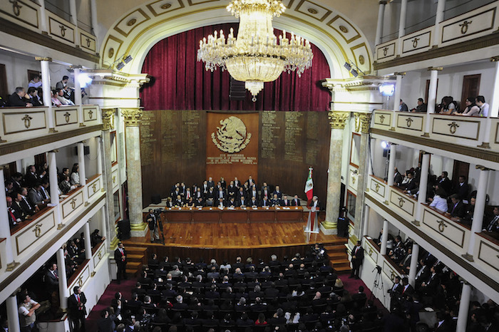 QUERÉTARO, QUERÉTARO, 05FEBRERO2016.-El Ministro Presidente de la Suprema Corte de Justicia de la Nación (SCJN) y del Consejo de la Judicatura Federal (CJF) durante la ceremonia conmemorativa del XCIX Aniversario de la Promulgación de la Constitución Política de los Estados Unidos Mexicanos, en el Teatro de la República, en Querétaro, Querétaro. Lo acompañan el Jefe del Poder Ejecutivo, Enrique Peña Nieto; los presidentes de las Mesas Directivas de las Cámaras de Senadores y Diputados Roberto Gil Zuarth y Jesús Zambrano Grijalva; el presidente de la Confederación Nacional de Gobernadores (CONAGO), Eruviel Ávila y el Gobernador de la entidad, Francisco Domínguez Servién, entre otros invitados al evento. FOTO: SCJN /CUARTOSCURO.COM