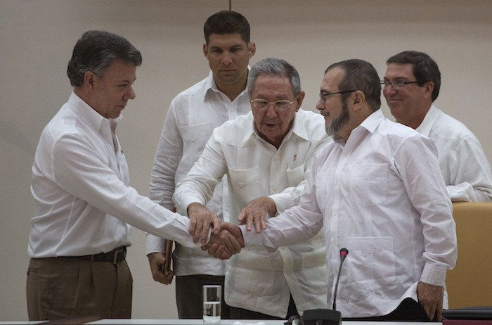 El Presidente Juan Manuel Santos Y El Líder De Las Farc Tras El Anuncio Del Proceso De Paz En Septiembre Pasado Foto Ap