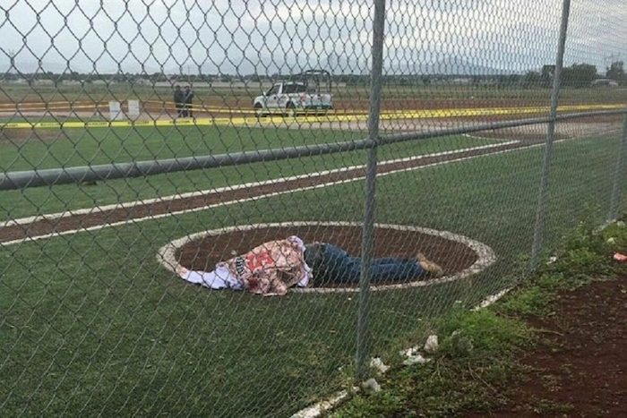 Sujetos Armados Llegaron Al Campo De Béisbol Luego De Haber Terminado Un Partido Y Dispararon Con Armas Largas Por Varios Minutos En Contra De La Multitud Que Se Encontraba En El Lugar Y En Contra De Los Jugadores Foto Especial