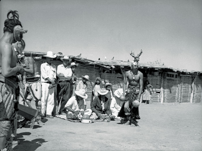 Danza del venado de los seris y yaquis. Archivo Casasola